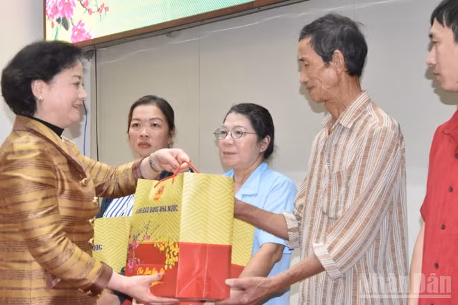 Đồng chí Phạm Thị Thanh Trà tặng quà cho công nhân lao động có hoàn cảnh khó khăn trên địa bàn tỉnh Đồng Tháp.
