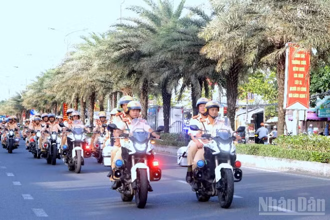 Cảnh sát giao thông Công an tỉnh Cà Mau diễu hành ngay cao điểm trên đường ngay sau lễ phát động bảo đảm an ninh trật tự dịp Tết Nguyên đán Bính Ngọ 2026.