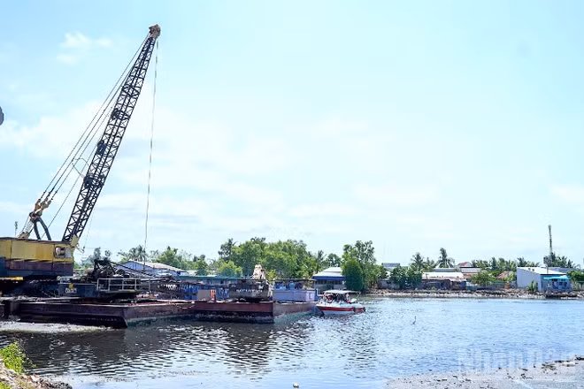 Thiết bị chuyên dụng tập kết tại vị trí xây cầu Nguyễn Đình Chiểu bắc ngang sông Gành Hào tại lễ khởi công.