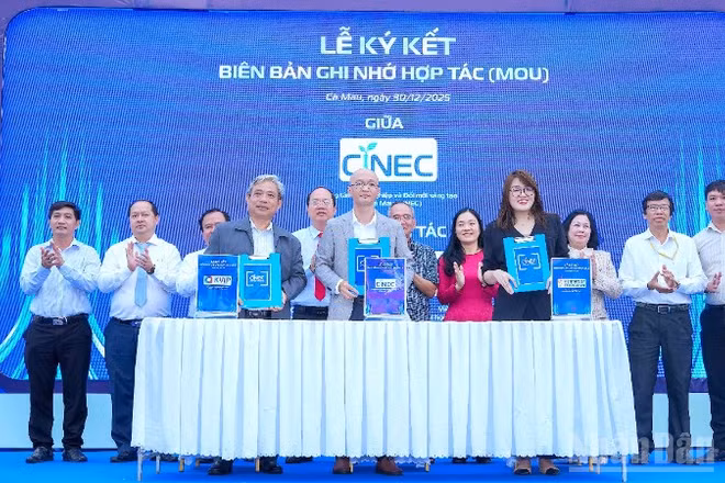 Ký kết hợp tác về Khoa học-Công nghệ giữa Trung tâm CiNEC Cà Mau với đối tác trước sự chứng kiến của lãnh đạo tỉnh.