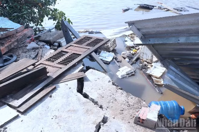 Một trong 4 nhà dân bị nhấn chìm hoàn toàn dưới dòng kênh xáng Cà Mau-Bạc Liêu sau vụ sạt lở.