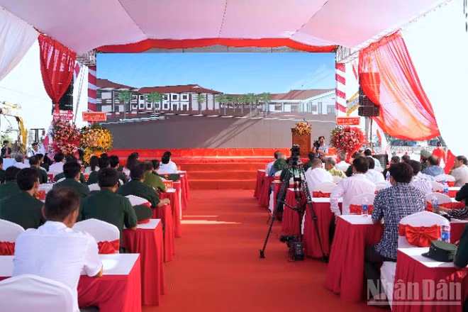 Quang cảnh lễ khởi công Dự án Hải đội dân quân thường trực tại xã Sông Đốc, tỉnh Cà Mau. 