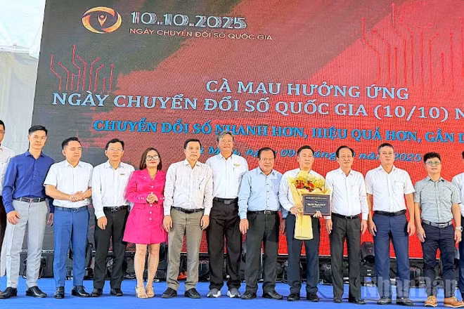 Ra mắt Hiệp hội Chuyển đổi số tỉnh Cà Mau tại Chương trình “Cà Mau hưởng ứng Ngày Chuyển đổi số quốc gia năm 2025”.