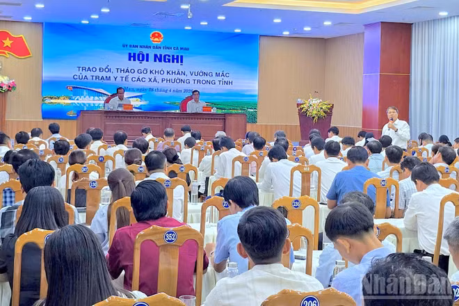 Quang cảnh hội nghị chiều 28/4 nhằm tháo gỡ khó khăn cho "phòng tuyến" y tế cơ sở trên địa bàn tỉnh Cà Mau.