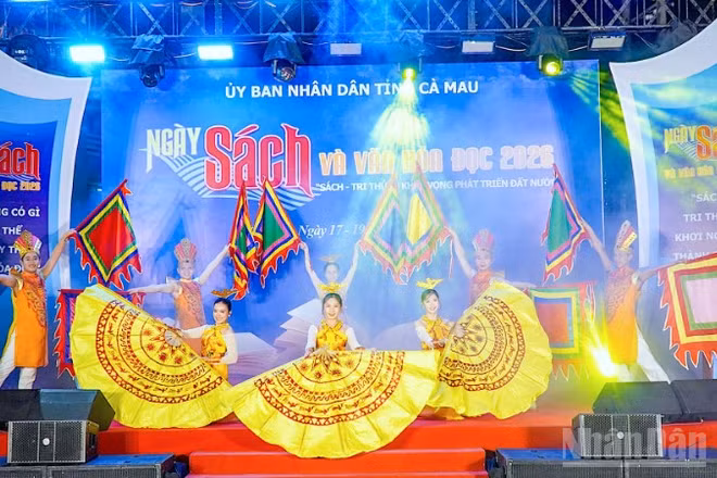 Lễ phát động tại Cà Mau được khởi động bằng nhiều tiết mục nghệ thuật đặc sắc nói về truyền thống dân tộc.