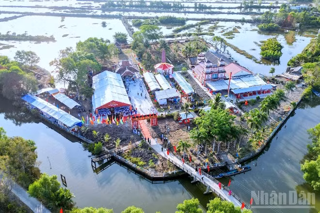 Một góc Di tích lịch sử quốc gia Trận Giồng Bốm (thuộc xã Phong Thạnh, tỉnh Cà Mau) ngày nay nhìn từ trên cao. 