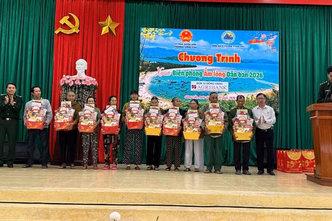 Đại diện Đồn Biên phòng Xuân Đài và chính quyền địa phương trao quà tặng các gia đình có hoàn cảnh khó khăn.