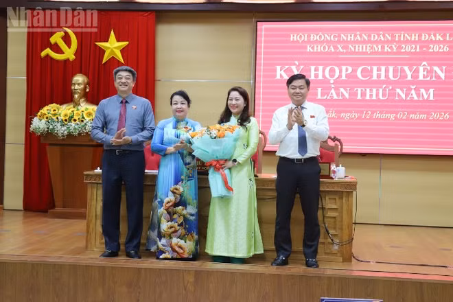 Các đồng chí lãnh đạo Hội đồng nhân dân tỉnh Đắk Lắk tặng hoa chúc mừng tân Phó Chủ tịch Hội đồng nhân dân tỉnh Đắk Lắk khóa X, nhiệm kỳ 2021-2026 Phúc Bình Niê Kdăm.