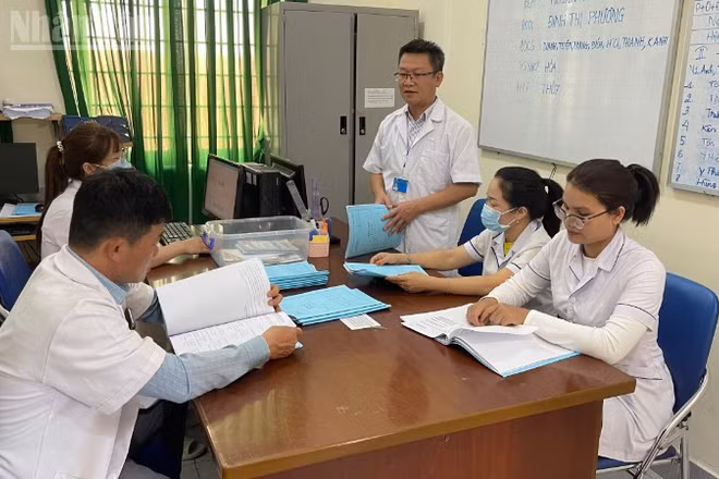 Các bác sĩ, điều dưỡng Khoa vật lý trị liệu và phục hồi chức năng, Bệnh viện Tâm thần tỉnh Đắk Lắk trong một buổi giao ban.