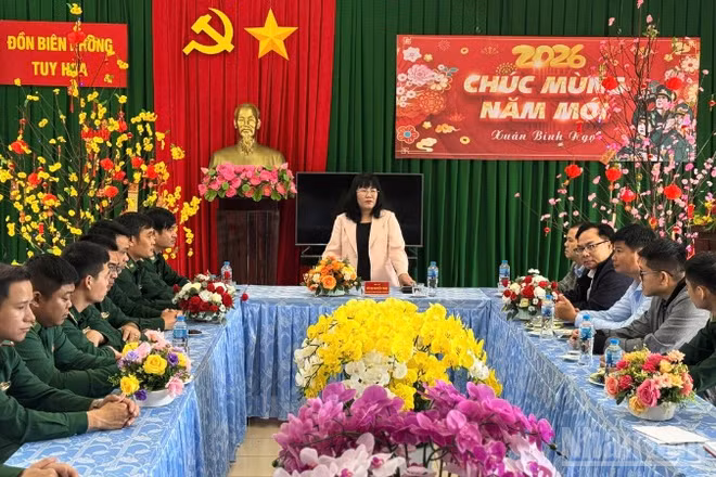 Đồng chí Hồ Thị Nguyên Thảo, Phó Chủ tịch Thường trực Ủy ban nhân dân tỉnh Đắk Lắk phát biểu tại buổi thăm, chúc Tết tại Đồn Biên phòng Tuy Hòa.