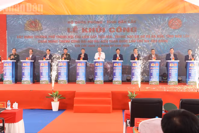 Tổng Bí thư Tô Lâm và các đồng chí lãnh đạo Đảng, Nhà nước ấn nút khởi công công trình.