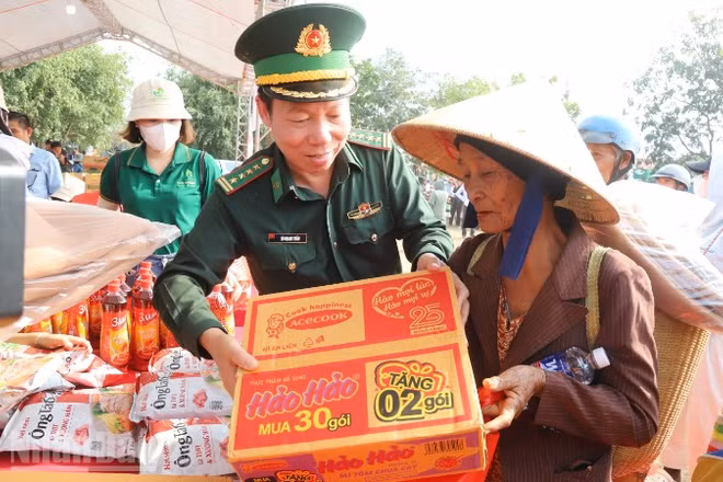 Đại tá Đỗ Quang Thấm, Chính ủy Ban Chỉ huy Bộ đội Biên phòng tỉnh Đắk Lắk trao tặng quà cho gia đình khó khăn ở xã Buôn Đôn.
