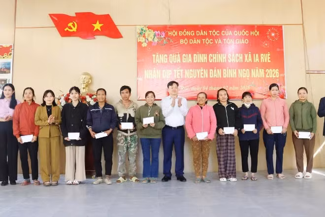 Phó Chủ tịch Thường trực Hội đồng Dân tộc của Quốc hội Hoàng Duy Chinh tặng quà cho các gia đình có hoàn cảnh khó khăn sinh sống trên địa bàn xã Ia Rvê. (Ảnh: Djuang Niê).