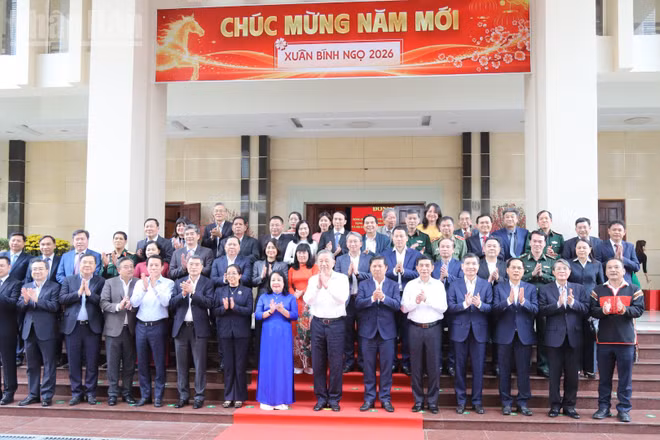 Tổng Bí thư Tô Lâm và các đồng chí lãnh đạo Đảng, Nhà nước chụp hình lưu niệm với Ban Thường vụ Tỉnh ủy Đắk Lắk.