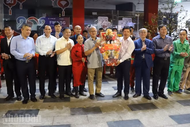 Bí thư Tỉnh ủy Đắk Lắk Lương Nguyễn Minh Triết và đoàn công tác tặng quà cho Công ty cổ phần Môi trường và Đô thị Đắk Lắk và các công nhân.