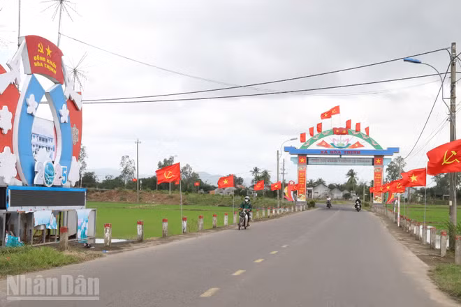 Tuyến đường chính dẫn vào vùng rốn lũ xã Hòa Thịnh tràn ngập cờ Đảng, cờ Tổ quốc mừng Đảng, mừng Xuân Bính Ngọ 2026.