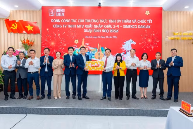 Bí thư Tỉnh ủy Đắk Lắk Lương Nguyễn Minh Triết và đoàn công tác tặng quà cho Simexco Daklak.