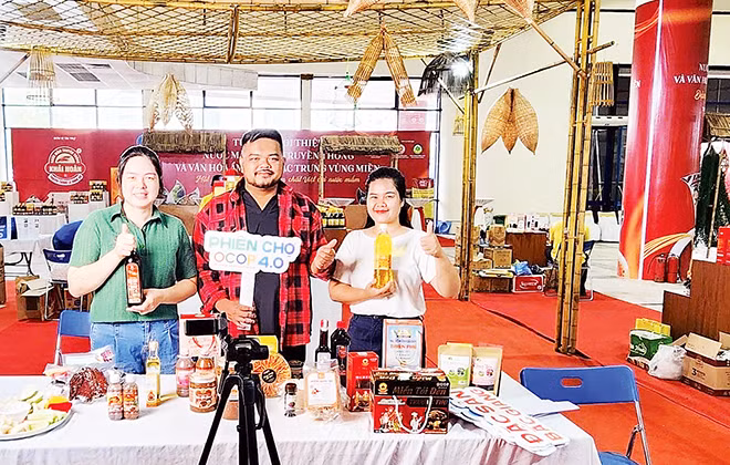 Phạm Thị Phương Mai (ngoài cùng, bên phải) cùng người dân địa phương ứng dụng chuyển đổi số để giới thiệu sản phẩm sạch vùng cao Tây Bắc.
