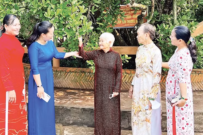 Người dân tham quan, chụp ảnh bên cây bạch mai cổ thụ.