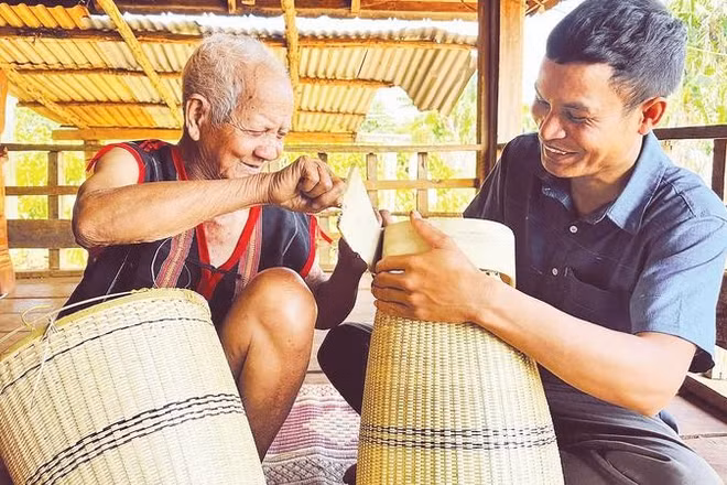 Người dân địa phương đang từng bước đưa những giá trị văn hóa vốn có của làng trở thành sản phẩm phục vụ du khách.