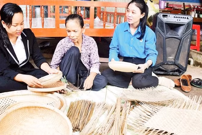 Cán bộ địa phương đánh giá hiệu quả sau học nghề của bà Thị Chương (giữa), ngụ ấp Tà Yểm, xã Giồng Riềng.