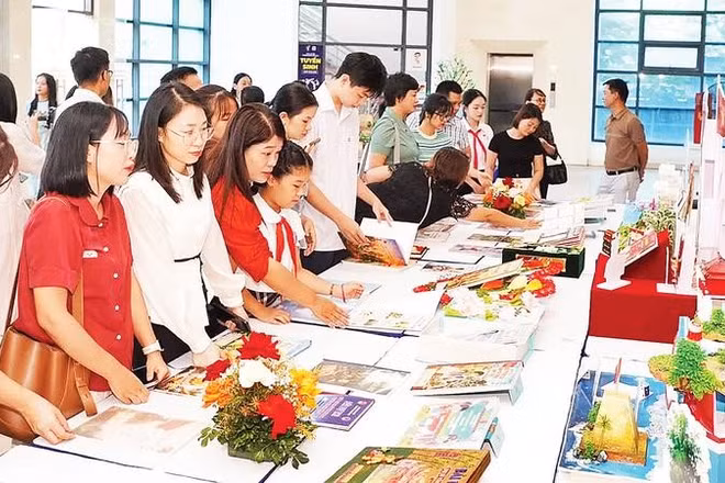 Các đại biểu tham quan trưng bày những bài thi hay, trình bày đẹp trong lễ trao giải Cuộc thi Đại sứ Văn hóa đọc Hà Nội 2026.
