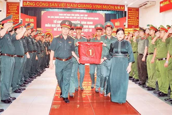 Tỉnh Quảng Ngãi bàn giao mẫu sinh phẩm hài cốt liệt sĩ cho Viện Pháp y Quân đội phục vụ giám định ADN (Ảnh HIỂN CỪ)