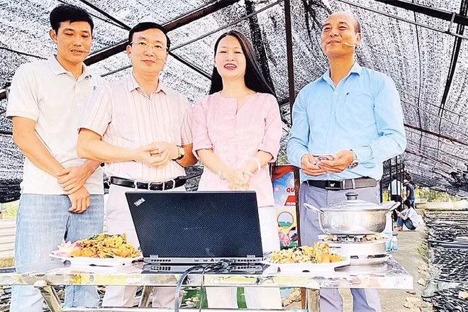 Phiên livestream giới thiệu nông sản lần thứ 5 xã Ứng Hòa (Ảnh KIM XUYẾN)