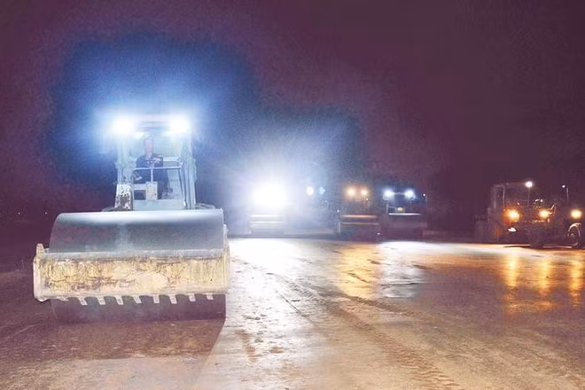 Thi công xuyên đêm tại dự án giao thông trọng điểm đường Hoàng Sa-Dốc Sỏi.