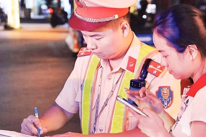 Lực lượng Cảnh sát Giao thông, Công an tỉnh Lạng Sơn xử lý các trường hợp vi phạm (Ảnh CÔNG AN TỈNH LẠNG SƠN)