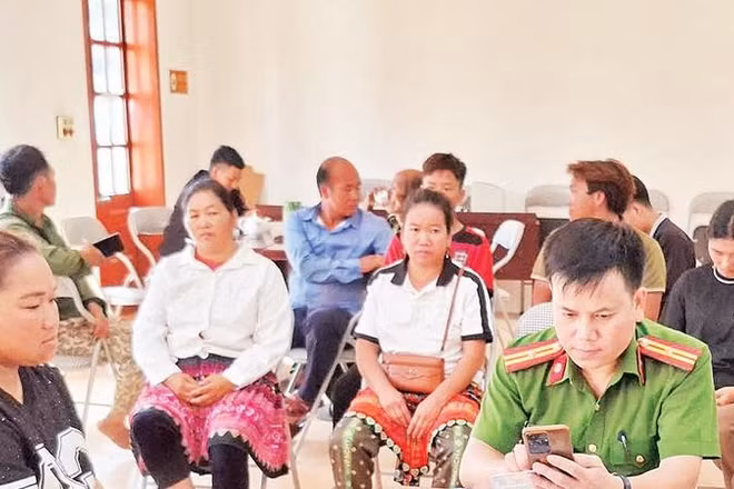Công an xã Tạ Khoa, tỉnh Sơn La kích hoạt bổ sung tài khoản định danh điện tử mức độ 2 cho người dân.