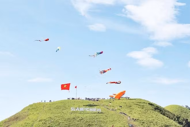 Lần đầu tiên những cánh diều tung bay trên thảo nguyên trong chương trình “Slam Chiêm-Sắc màu trên thảo nguyên” do xã Hiệp Lực tổ chức.