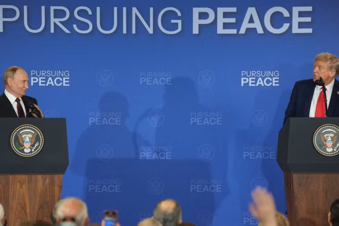 Tổng thống Mỹ Donald Trump (phải) và Tổng thống Nga Vladimir Putin trong cuộc họp báo chung sau hội đàm tại Alaska (Mỹ) ngày 15/8/2025. Ảnh tư liệu: THX/TTXVN