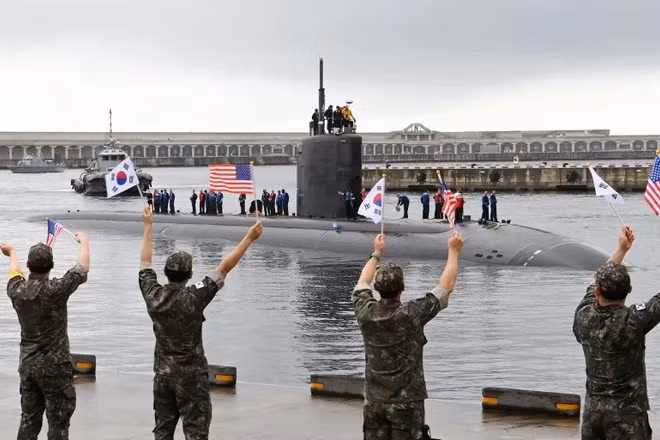 Tàu ngầm năng lượng hạt nhân USS Annapolis của Mỹ cập cảng tại đảo Jeju, Hàn Quốc, ngày 24/7/2023. (Ảnh: Bộ Quốc phòng Hàn Quốc)