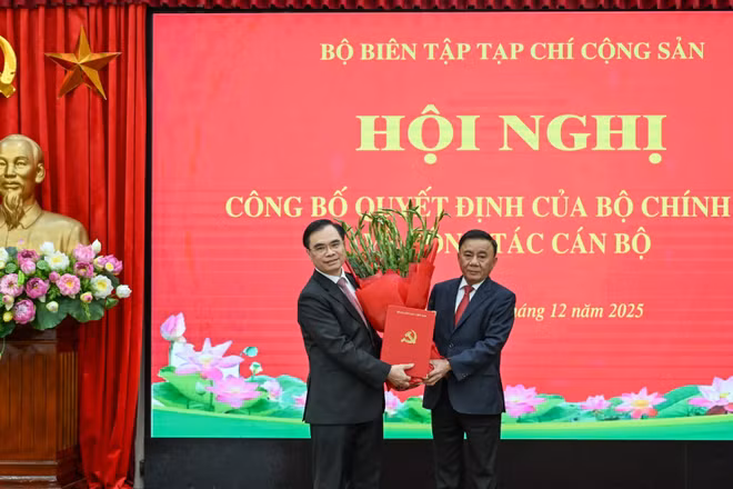 Thường trực Ban Bí thư Trần Cẩm Tú trao Quyết định của Bộ Chính trị cho đồng chí Dương Trung Ý. (Ảnh: DUY LINH)