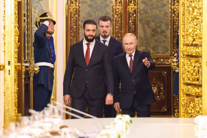 Tổng thống Nga Vladimir Putin tiếp Tổng thống lâm thời Syria Ahmed al-Sharaa. Ảnh: Kremlin