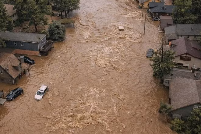 Một chiếc ô tô đang chạy trên con đường ngập nước sau trận mưa lớn, tại Wrightwood, California. (Ảnh: X)