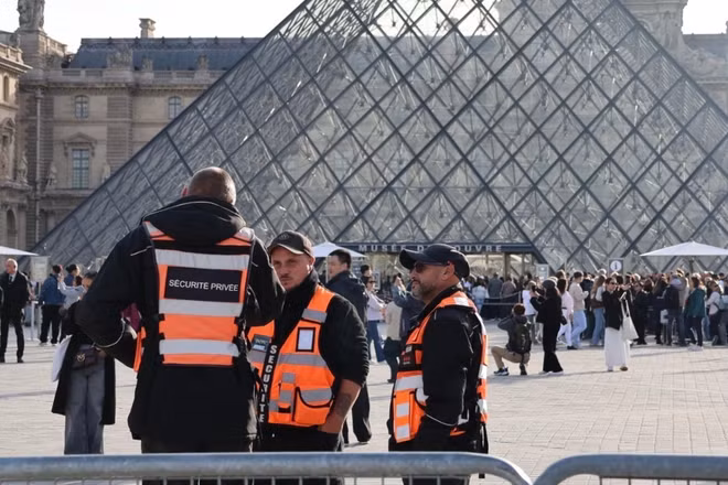 Lực lượng an ninh gác bên ngoài bảo tàng Louvre ở thủ đô Paris, Pháp, ngày 22/10/2025. Ảnh: THX/TTXVN