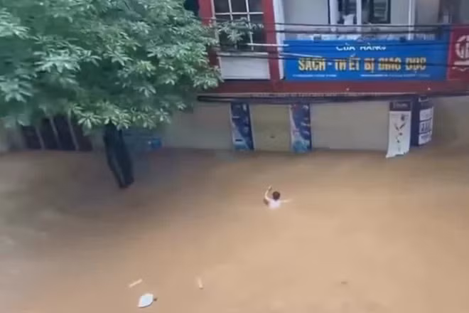 Video công an Cao Bằng giải cứu người dân trong lũ dữ