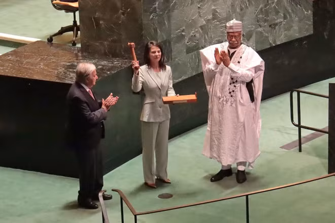 Tổng thư ký Liên hợp quốc Antonio Guterres chứng kiến nghi lễ bàn giao cương vị Chủ tịch Đại hội đồng khóa 79 từ ông Philemon Yang cho bà Annalena Baerbock. Ảnh: TTXVN