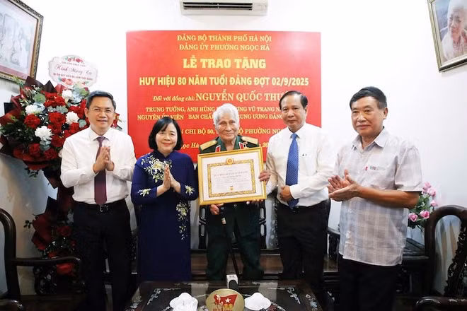 Lãnh đạo Thành ủy Hà Nội trao Huy hiệu 80 năm tuổi đảng cho Trung tướng Nguyễn Quốc Thước. (Ảnh nhandan.vn)