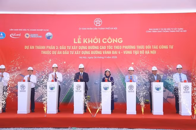Các đại biểu bấm nút khởi công.