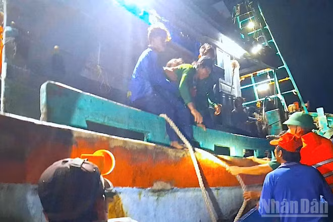 Tổ công tác Đồn Biên phòng Gành Hào tiếp cận tàu cá để đưa thuyền viên bệnh nặng vào bờ.