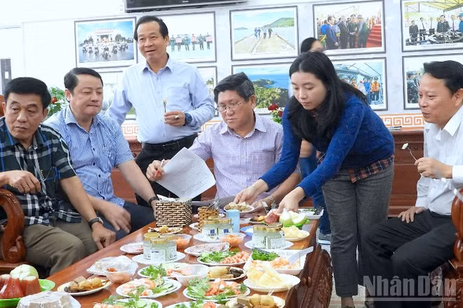 Hội đồng đánh giá phân hạng sản phẩm OCOP tỉnh Cà Mau cảm quan các sản phẩm tham gia nâng hạng và công nhận 3 sao lần đầu.