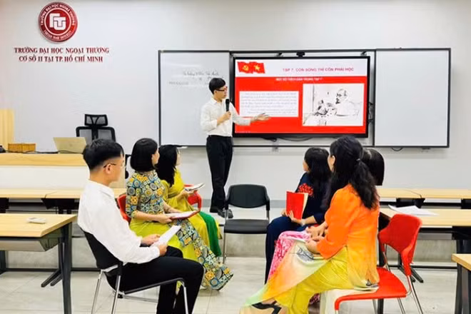 Đảng viên Chi bộ Viên chức hành chính 4 - Trường đại học Ngoại thương cơ sở II, tại buổi sinh hoạt chuyên đề với chủ đề “Còn sống thì còn phải học”.