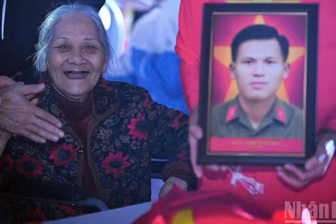 Gia đình liệt sĩ mừng rỡ trong giây phút đoàn tụ tại chương trình.