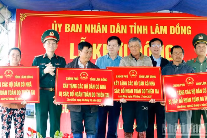 Phó Thủ tướng Mai Văn Chính và lãnh đạo bộ, ngành Trung ương, tỉnh Lâm Đồng trao bảng tượng trưng xây tặng nhà mới cho bốn gia đình có nhà bị sập hoàn toàn do thiên tai.