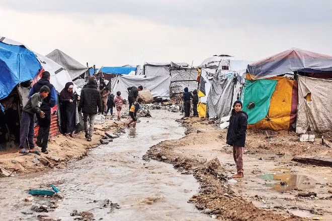 Người dân sinh sống trong các lều trại ở Dải Gaza. (Ảnh TÂN HOA XÃ)
