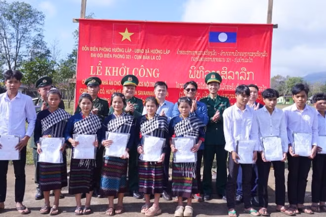 Đồn Biên phòng Hướng Lập tặng quà cho học sinh Trường trung học cơ sở nội trú La Cồ.