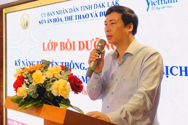 Giám đốc Sở Văn hóa, Thể thao và Du lịch tỉnh Đắk Lắk Trần Hồng Tiến phát biểu khai mạc lớp tập huấn. (Ảnh: Ý Thi)